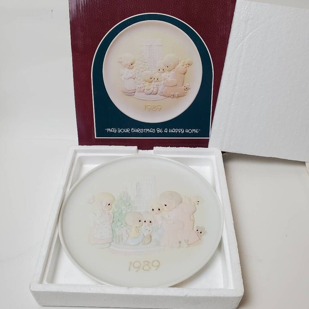 Precious Moments "MAY YOUR CHRISTMAS BE A HAPPY HOME" Plate # 523003 1989 Bow &